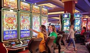 Pengguna meninjau navigasi hiburan online